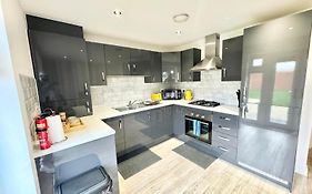 Home Centrally Located In Folkestone, Great Location For Families Or Workers