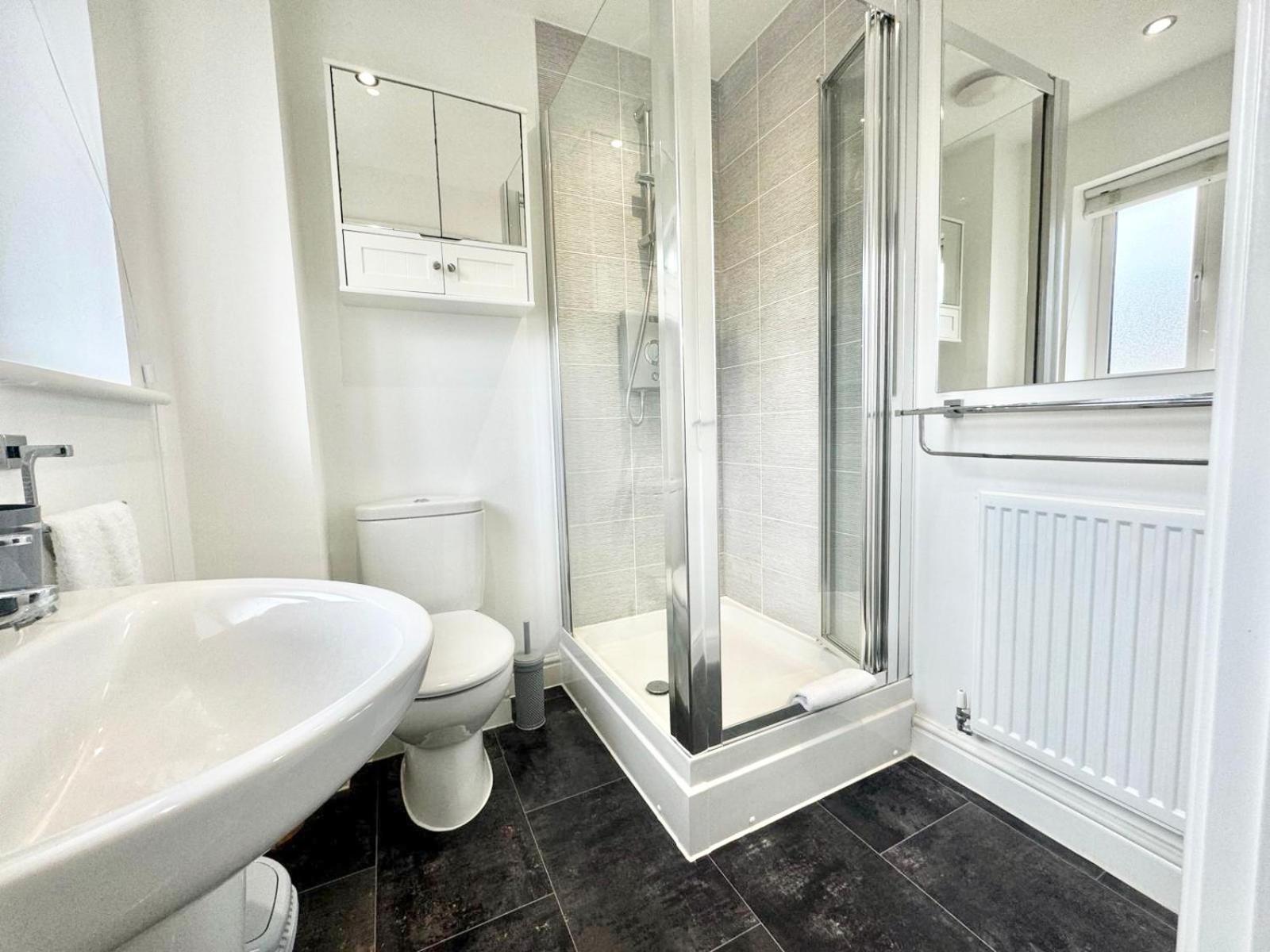 Folkestone Central Family Home: 3BR with Parking Exterior photo