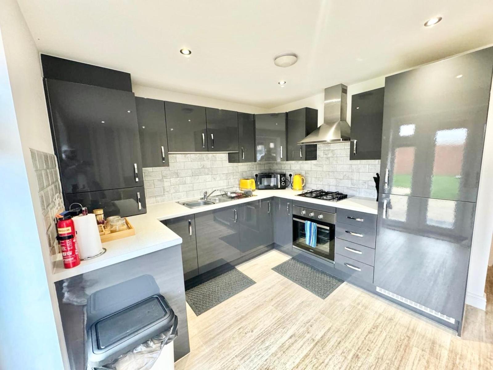 Folkestone Central Family Home: 3BR with Parking Exterior photo